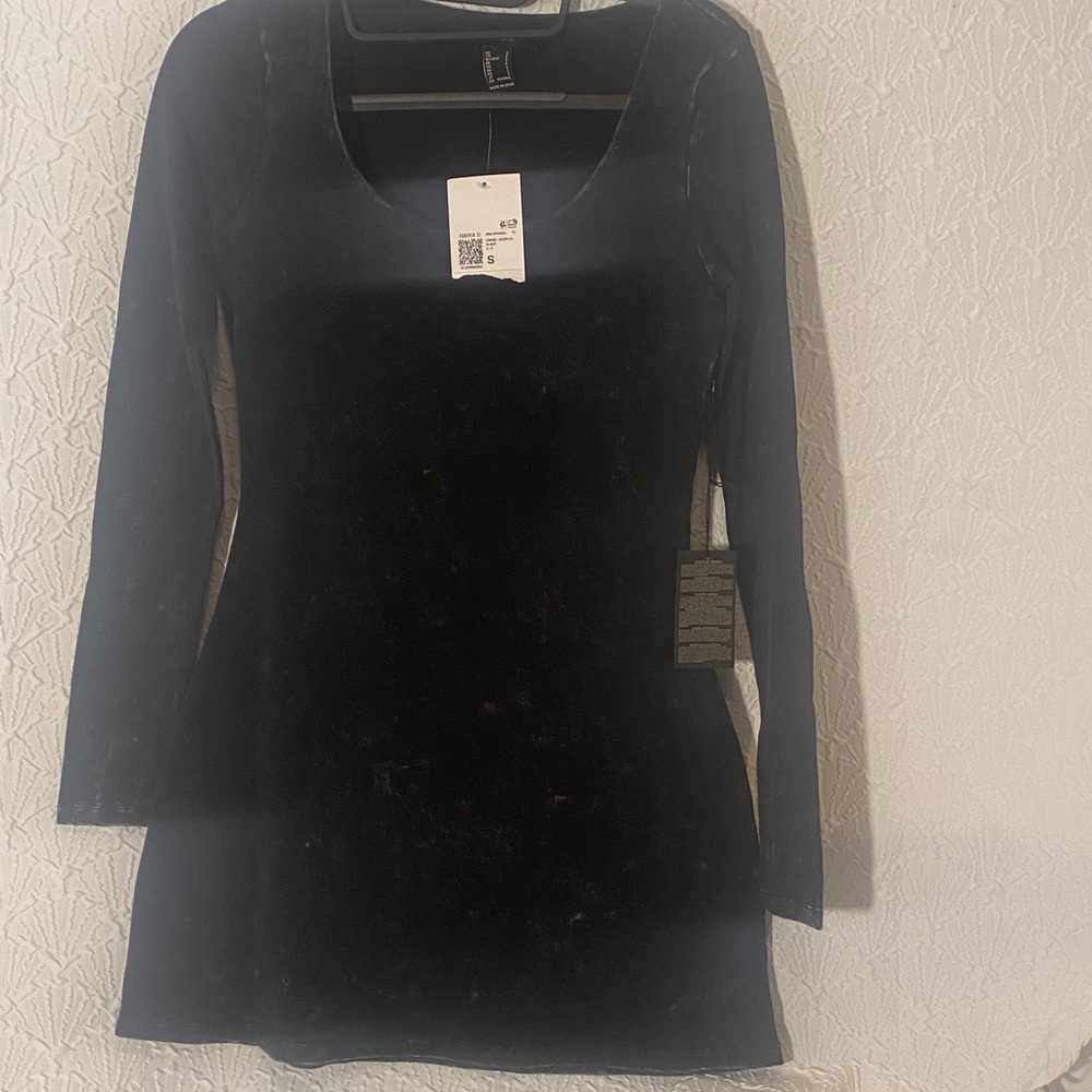 Forever 21 Classic Black Dress size S. Figure Hugging. Sleek & Simple. Y2K. Chic